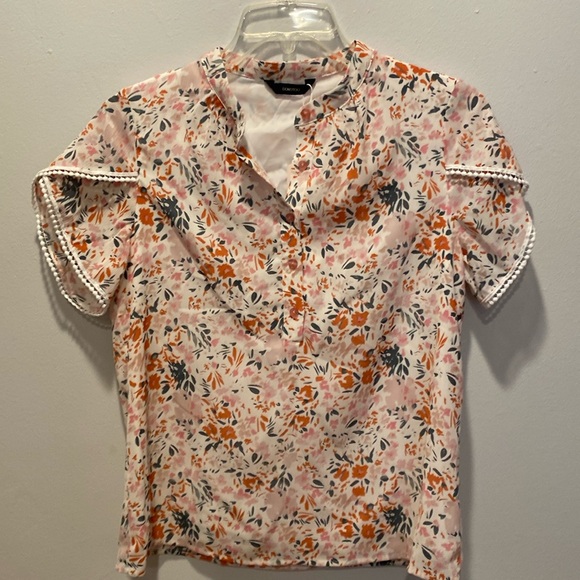 Tops - Floral Blouse NWT Medium